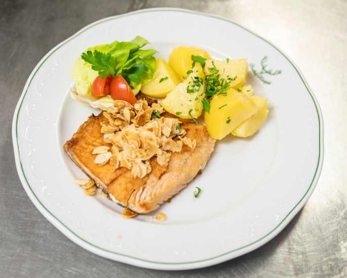 Fischfilet mit Petersilienkartoffeln im Gasthof Kleefeld © Lorenz Masser Fotografie