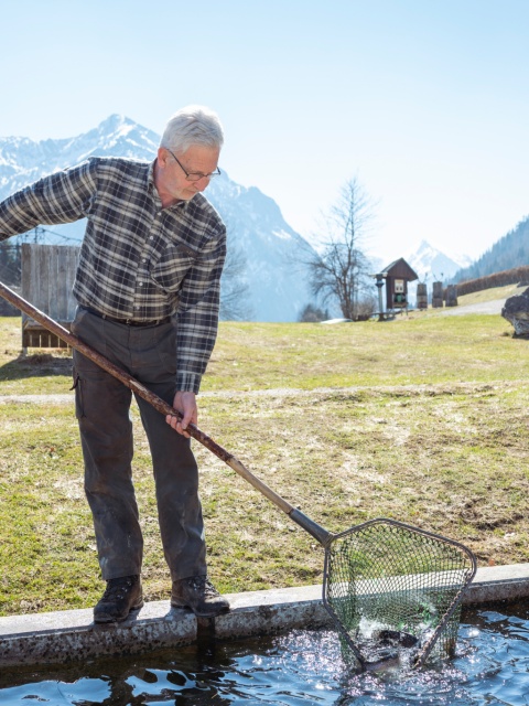 Seniorchef beim Fischen im hoteleigenen Teich © Lorenz Masser